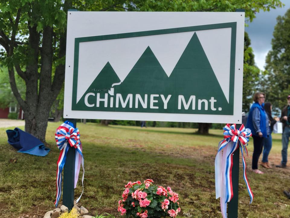 Cabins at Chimney Mountain Sign