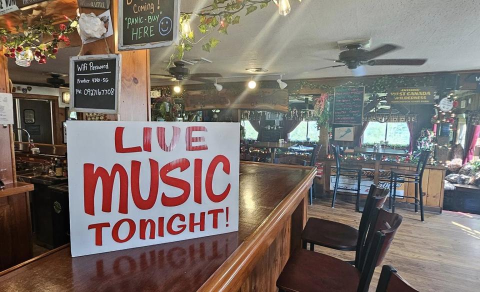 Live Music sign on the bar at the oxbow