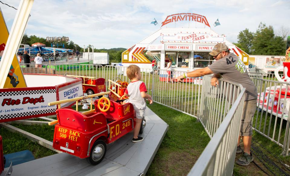 Man reaches out to child on amusement park ride