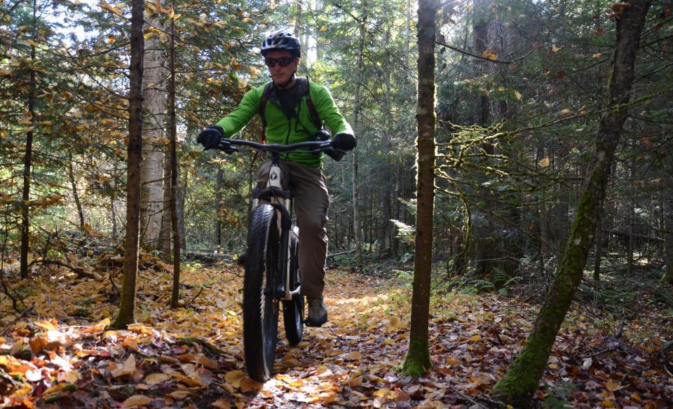 A mountain biker on a flat trail