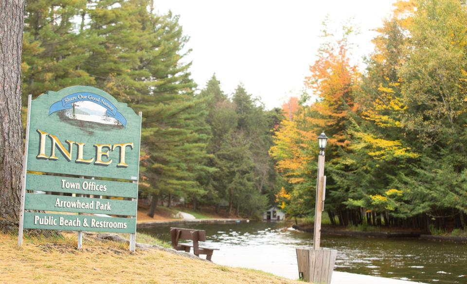 A green sign for Inlet and Arrowhead Park